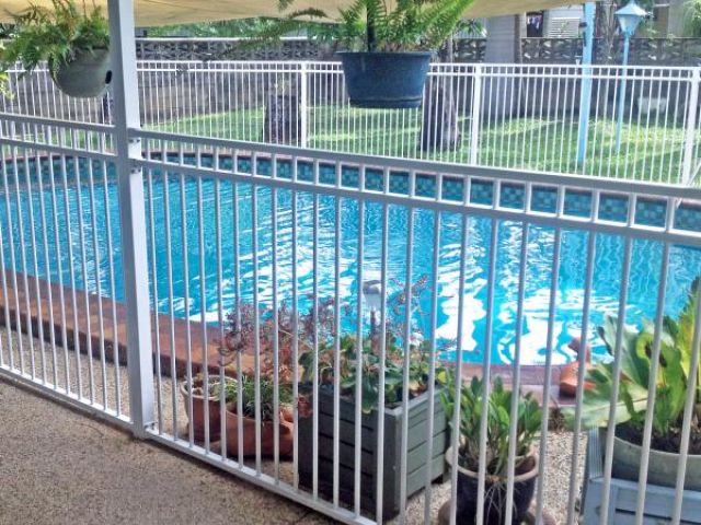 aluminium-pool-fencing-14